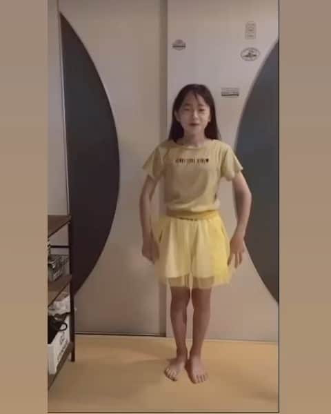 Kazukiのインスタグラム：「トイレに行く途中に娘のTikTokの邪魔をする父…🤣🤣🤣 ・ ・ #TikTok#三女#小6#父娘の邪魔をする#笑」