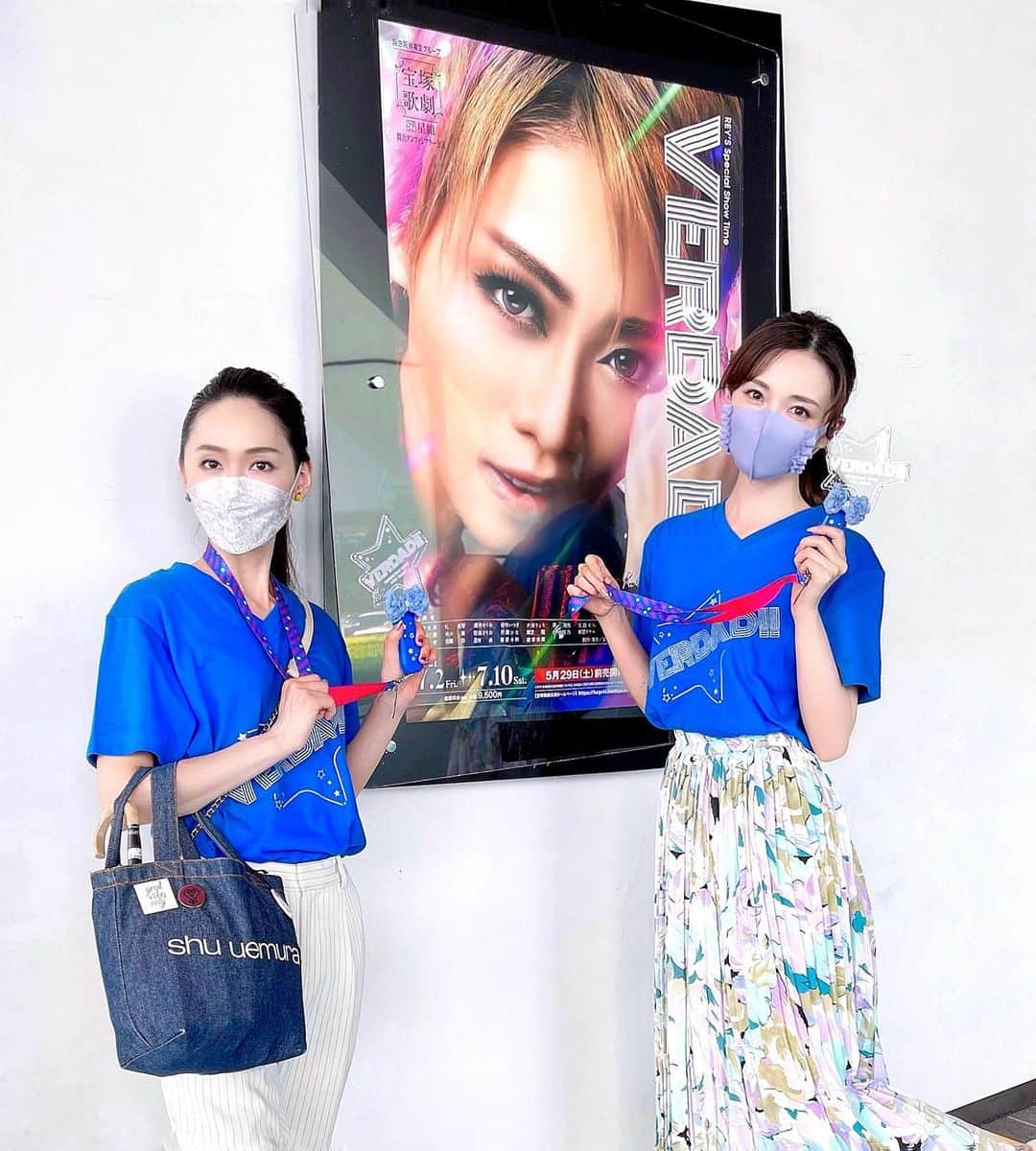 瀬戸早妃のインスタグラム：「星組さんのVERDADに行ってきました⛴⚓️💙  久しぶりの舞浜、そしてこっちゃん号に乗りに行くこのワクワク感…🤤 準備しながらも嬉しさいっぱいで、前日はほとんど眠れませんでした（遠足前の小学生⛰🍱）  前評判通り❣️全ての瞬間が愛おしくて… 瞬きするのも惜しいってこの事だなって思いました💕  もーーね、生まれてきてくれてありがとうございます😭💙 かっこいい、可愛い、綺麗、尊いの連続でした（語彙力n） しかしあらためて、こんなハードなステージを1日２回とは、人間ですか⁉️😇 　 幸せときめきいっぱいいっぱいの時間を 本当にどうもありがとうございました💙  一緒に行った @yuchans72 さん🥺 Tシャツもペンライトもすごく可愛かったです👕💡 オンラインで買い逃した私のために、わざわざキャトルで買ってきてくれたゆうちゃんさん、優しいね🥲❤️ありがとうね💕  #VERDAD #宝塚 #星組 #礼真琴 さま #舞空瞳 さま #アンフィシアター #宝塚 #disney #ディズニー #観劇コーデ #おそろコーデ #コンサートグッズ #ちぎさんとのぞさまがるろ剣フィナーレで着ていたお衣装をこっちゃんとせおっちが着ていましたよね感動です🥲💙」