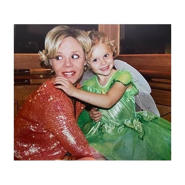 クロエ・グレース・モレッツのインスタグラム：「Happiest birthday to my dear mama @terbearmoretz ! You are the light of my life, and I am so thankful to have you as my mama and my best friend. The countless sacrifices that you have made to allow all of us to be where we are today does not ever go unseen.  I love you endlessly, and I can’t wait till I’m home so I can give you a big hug and we can celebrate your beautiful birthday in person. I love you ❤️」