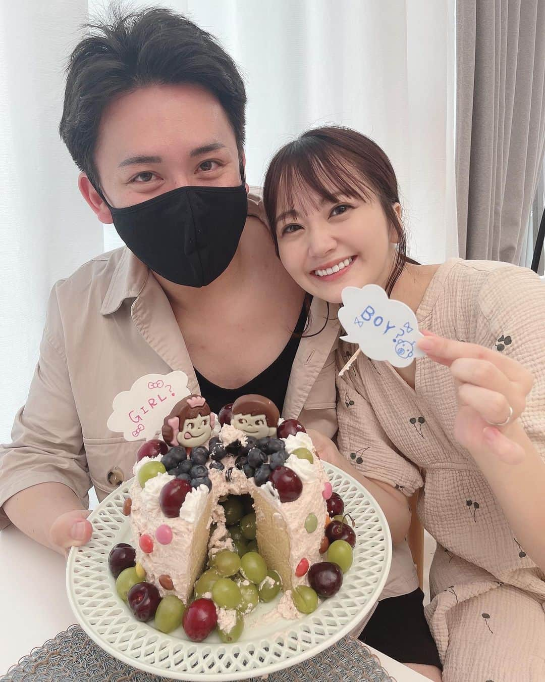 浜田翔子さんのインスタグラム写真 - (浜田翔子Instagram)「ジェンダーリビールケーキ🎂🍰🍴  ケーキの中身は、、、🍇 男の子でした‼︎✨（中が🍒女の子、🍇男の子）  どちらでも大歓迎に嬉しいのですが、 なんだかわかると又愛おしいっ🥺てなりました🥰  七夕に判明して、、 1人で勝手に、、 彦星様、、🎋⭐️ここにいるの、、ってなってました。笑  カブ旦那と妹の反応面白かった‼︎👯‍♂️  沢山妹が写真撮ってくれて、 動画もカメラマンしてくれて、 ケーキも忙しい中手伝ってくれて、  発表した時、 喜んでくれた反応になんだか感動もしたよ🥲 不思議な気持ちでした‼︎  よく『体調大丈夫ですか？』 て優しいお言葉いただくのだけど、 今は無理をしないのを1番に すくすく育ってくれますように。。1番身体大切にしてます🙌  私の母は、、 男の子って予想してきてて、  私の服の写真をみて 『男の子🍇やったのに、 チェリー柄きとるやん‼︎🍒』  なんだかナイスツッコミLINEしてきて 私『ほんまや！！』 わらいました。😹  産まれる予定日も私と同じお誕生日かも？ だから 母にはこれからもアドバイスもらわないとです😹  おやすみなさい🌙⭐  #ジェンダーリビールケーキ  #genderrevealcake  #性別判明  #性別発表サプライズ  #性別発表  #初マタ　#プレママ　#happy #手作りケーキ  #ぺこちゃん #妊娠5週」7月11日 0時50分 - shoko_hamada