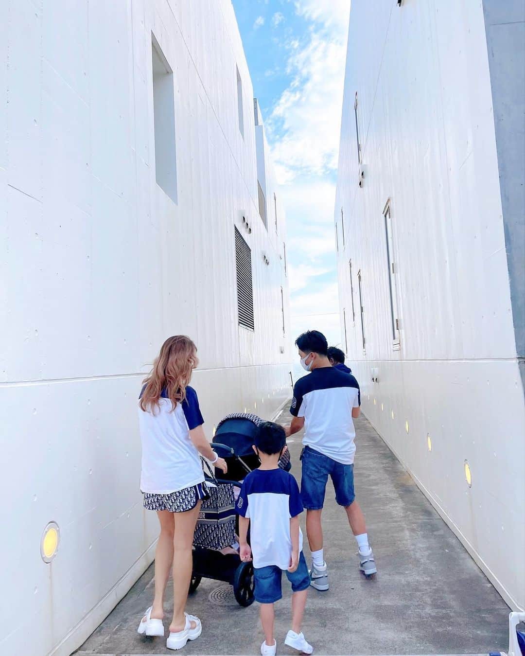 のインスタグラム：「久しぶりの晴れた七里ヶ浜☀️✨✨  といっても美容院のみの弾丸滞在😂  #kamakura #shichirigahama #familyphoto」