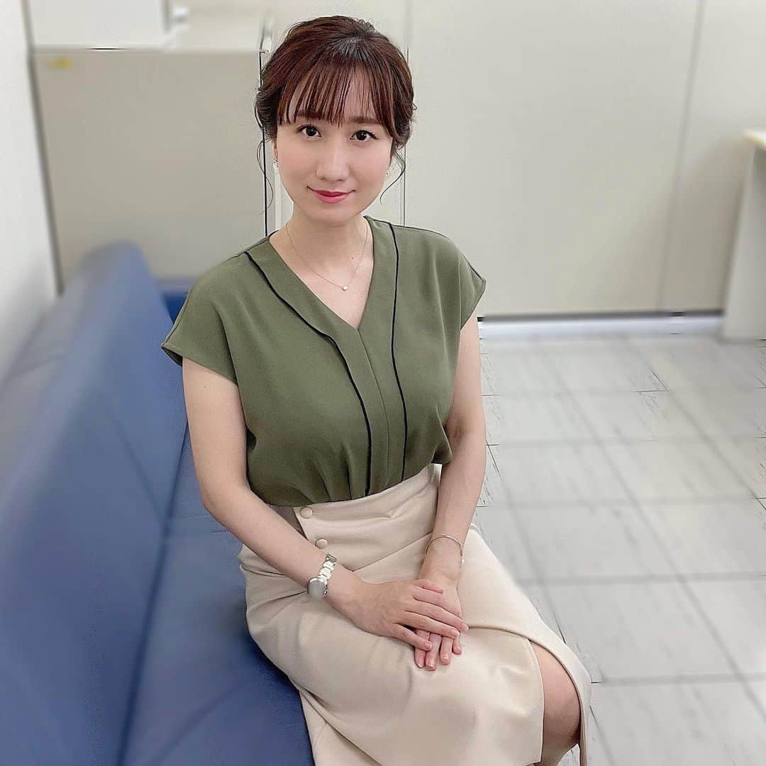 吉井明子さんのインスタグラム写真 - (吉井明子Instagram)「きょうも… 急な雷雨⚡️と厳しい暑さにお気をつけください✨  写真は金曜日の放送のときのものです☺️  今朝、ことし初めてセミの鳴き声を聞きました。まだ練習中？だったのか、ミーンミンミン１小節のみで終了🙄  皆さんのお近くでは、もう聞きましたか？ あすからはセミの鳴き声も各地で増えていきそうですよ😌  #今年初 #セミの鳴き声 #ミンミンゼミ #天気急変注意 #熱中症警戒 #気象情報 #天気予報 #気象予報士 #気象キャスター #weatherforecaster #기상캐스터　#氣象主播 #吉井明子 #zerooclock #シンデレラタイムのお天気 #きょう一番早い天気予報 #nhk #bs1 #bs4k #bsニュース4k」7月11日 11時08分 - akiko_yoshii_sunny_rain