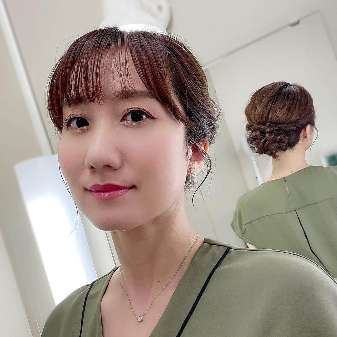 吉井明子さんのインスタグラム写真 - (吉井明子Instagram)「きょうも… 急な雷雨⚡️と厳しい暑さにお気をつけください✨  写真は金曜日の放送のときのものです☺️  今朝、ことし初めてセミの鳴き声を聞きました。まだ練習中？だったのか、ミーンミンミン１小節のみで終了🙄  皆さんのお近くでは、もう聞きましたか？ あすからはセミの鳴き声も各地で増えていきそうですよ😌  #今年初 #セミの鳴き声 #ミンミンゼミ #天気急変注意 #熱中症警戒 #気象情報 #天気予報 #気象予報士 #気象キャスター #weatherforecaster #기상캐스터　#氣象主播 #吉井明子 #zerooclock #シンデレラタイムのお天気 #きょう一番早い天気予報 #nhk #bs1 #bs4k #bsニュース4k」7月11日 11時08分 - akiko_yoshii_sunny_rain