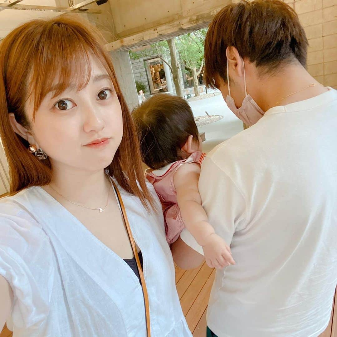 菊地亜美さんのインスタグラム写真 - (菊地亜美Instagram)「. 梅雨だけど天気の良い日は家族day🌞🌈💛 パパと娘のラブラブタイム⏳笑  写真では分からないけど「恋を呼ぶハーブ」と言われている @loccitane_jp のヴァーベナを二人でつけていて、見えないペアルックしてみた😎🤝🧡  このフレグランス、爽やかだからペアで使えるし夏にぴったり♡  私も初めて使ってからとても虜になって、ここ最近はよく使ってます✨ 娘を抱っこするので背中や足元にふんわりね☺︎  #見えないペアルック#ロクシタン#アクアカクタスヴァーベナ#ヴァーベナ#恋ハーブ#夏恋フレグランス#PR」7月11日 11時27分 - amikikuchi0905