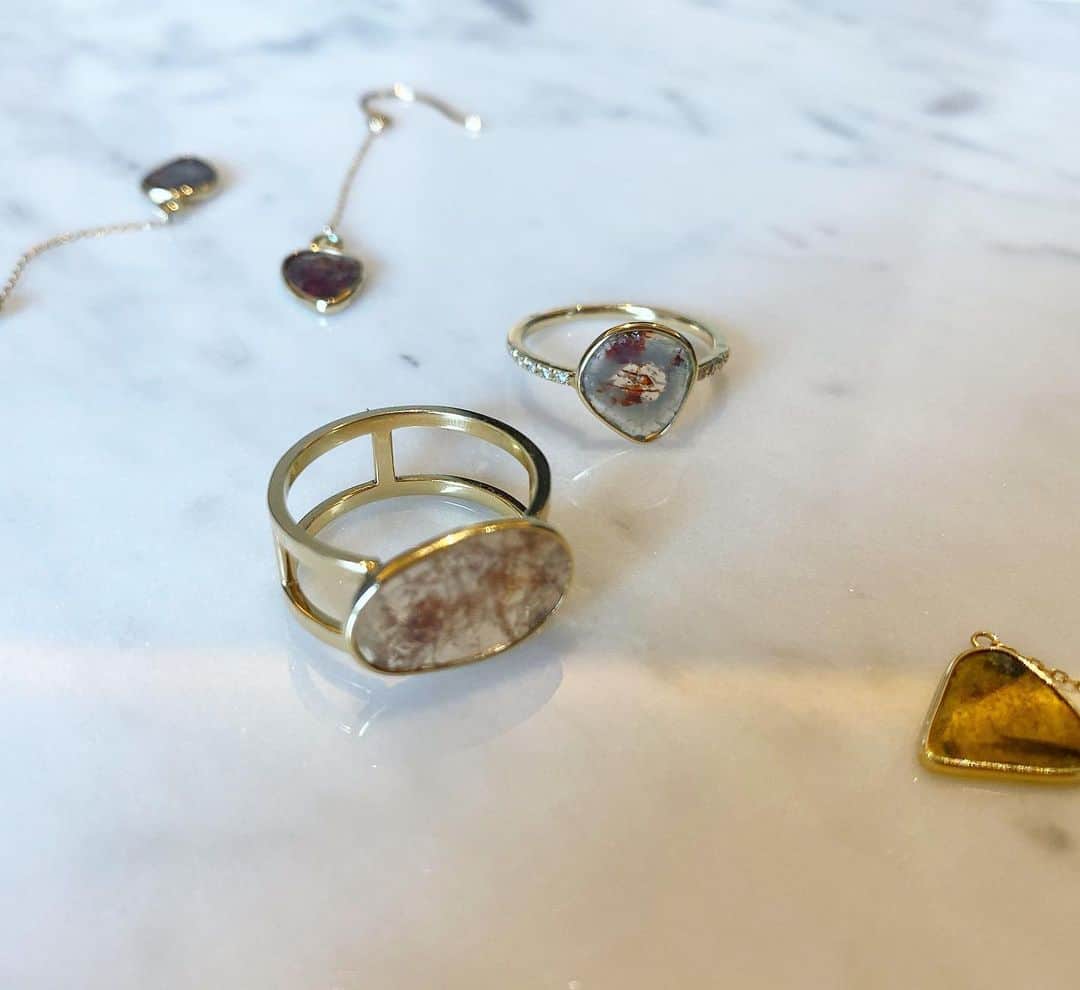 内山理名さんのインスタグラム写真 - (内山理名Instagram)「長い年月をかけて自然が作りだした ひとつとして同じもののない..。  ダイヤモンドの原石を薄くカットしたスライスダイヤモンドのジュエリー🕊 @iroha_fancycolordiamonds   とても神秘的で、光によって色や輝きも変わってくるの。 自然を感じるカラーダイヤモンドから自分だけのジュエリーも作れるそうなので、いつか作りたいなぁ🪐✨  #colordiamonds  #slicediamondjewelry」7月11日 12時03分 - rinauchiyama_official