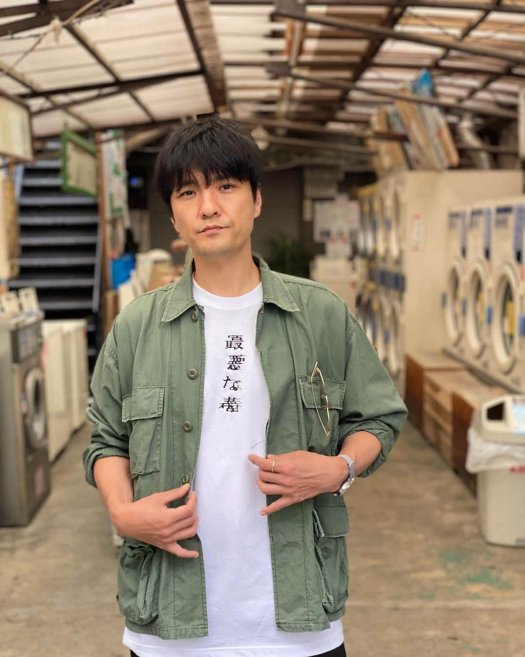 森山直太朗さんのインスタグラム写真 - (森山直太朗Instagram)「* Nukemeデザイン 『最悪な春』Tシャツ受注販売予約受付中👕  本日7月11日 (日) 23:59までにご注文いただいた方 (入金完了)には、8月4日頃の発送を予定しております‼️  Tシャツの種類は全3種類。 全種類、白・黒の2色展開👏 そして4サイズ(S / M / L / XL)ご用意してます。  完全受注販売です😊 こちらのアカウントトップの森山直太朗オフィシャルHP → SHOPPINGに入っていただければお買い求めいただけます。  ーーー こちらは「最悪な春」Tシャツ👕  フロントセンターにグリッジ刺繍で 「最悪な春」と施されています。  全てのTシャツには小さい可愛い虞美人草が刺繍されています🌹  直太朗着用サイズはXLサイズです。 ピッタリに来ても可愛いですし、 ビックシルエット風に着ても素敵です🥰  お悩みの方はぜひお急ぎください🏃‍♀️志  #最悪な春 #Tシャツ #グリッジ #刺繍 #Nukeme さん @nukemenukeme  #デザイン #受注販売  #森山直太朗 @naotaromoriyama」7月11日 12時09分 - moriyamanaotaro_staff