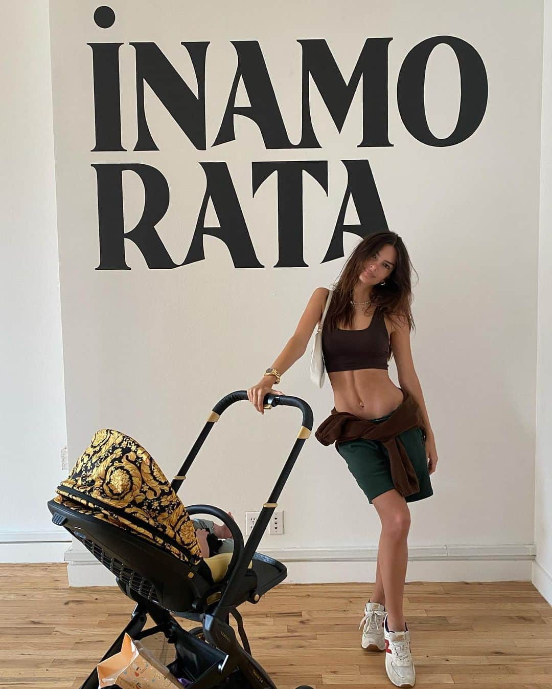 エミリー・ラタコウスキーさんのインスタグラム写真 - (エミリー・ラタコウスキーInstagram)「Brought the whole fam to see the new @inamoratawoman HQ」7月11日 4時53分 - emrata