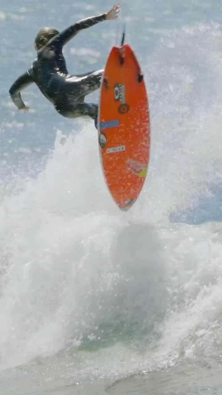 五十嵐カノアのインスタグラム：「I love surfing with nobody out and yesterday was one of those days 😶‍🌫️ starting to lock in 🥷 @expensive.bs 🪄」