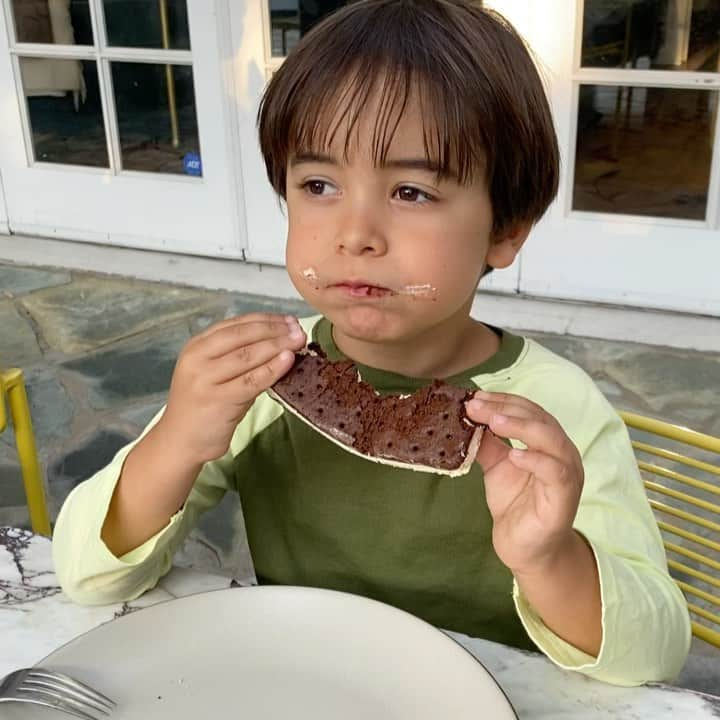 ジェニファー・コナーのインスタグラム：「My nephew eats ice cream sandwiches like it’s corn on the cob. The youth have so much to teach us.」