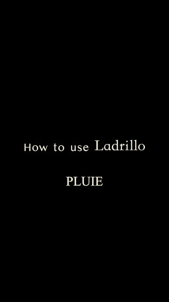 のインスタグラム：「Ladorilloの使い方です。 黒ずんだりくすんでるシルバーや真鍮のジュエリーをお持ちの方に最高の品です。PLUIE の商品はマット加工されてるものや艶がしっかりある加工のものがあります。それらの商品両方に使えるように裏と表で粗さが違います。見違える輝きになります。 @pluiehair @pluietokyo #金属磨き  #シルバーアクセサリー #真鍮アクセサリー」