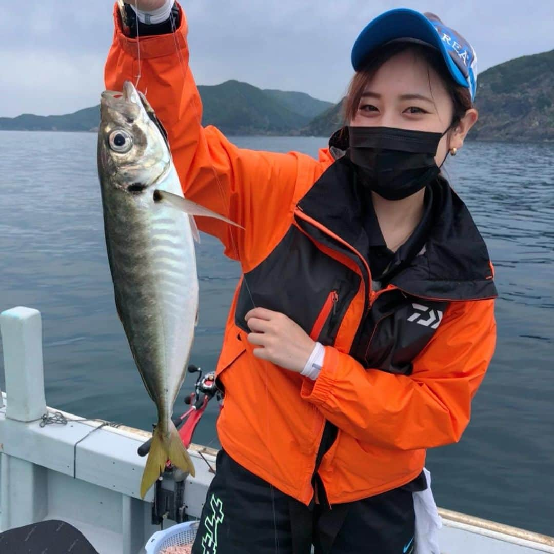 久米知里のインスタグラム：「. ⁡ さて今日の城島健司のJ的な釣りテレビ通称JTVは大分県佐伯市米水津沖でデカアジ狙いの釣りでした‪🎣‬ ⁡ もうね、糸が絡まって絡まって心折れるかと思ったよ←笑 ⁡ ちっこいおちびちゃんが釣れてその後からデカアジいっぱい釣れたよ~😘 ⁡ ダブルで付いてるとさらに嬉しいﾈ👧👧 ⁡ お家に持って帰って美味しく頂きました😋🍴✨ ⁡ アジ釣りヒヤヒヤするけどたのCのでオススメです！ ⁡ 皆さんもぜひ😘 ⁡ ではまたの更新で‪( ᷇࿀ ᷆ )‬ ⁡ くめまる。 ⁡ ⁡ #城島健司#小林一史#橋口D#久米知里#くめちさと#城島健司のJ的な釣りテレビ#アシスタント#博多#釣りガール#釣り#福岡#博多#タレント#元アイドル#アジ釣り#アジ#大分#佐伯#米水津#talent#girl#job#goodday#happy#fishing#Fukuoka#hakata#idol#Thanks#oita#followme」