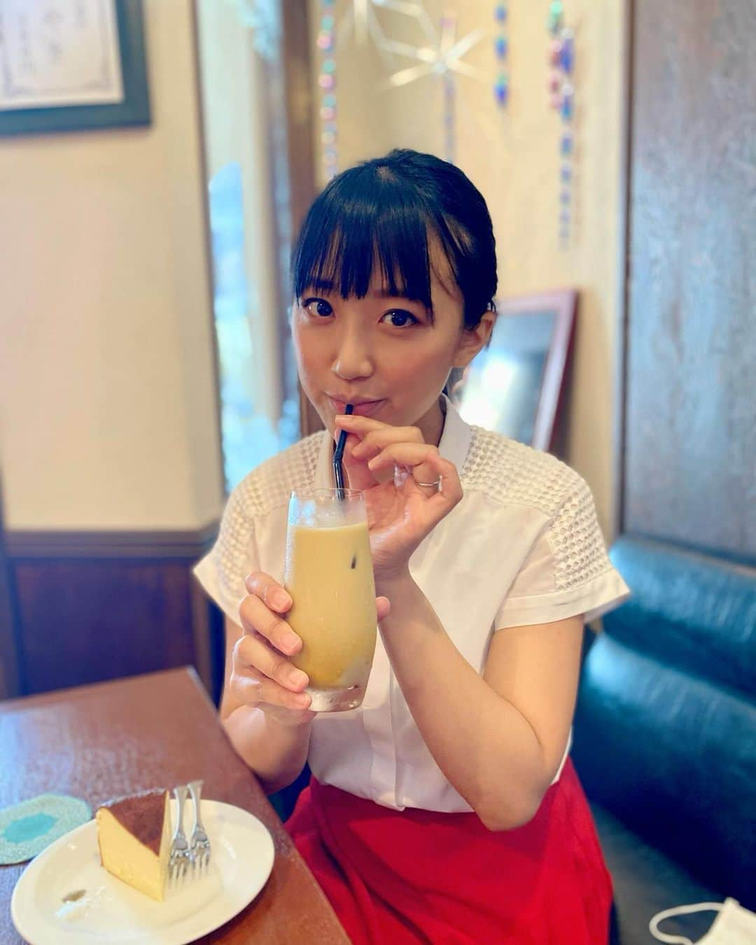 竹内由恵さんのインスタグラム写真 - (竹内由恵Instagram)「久しぶりに「トゥルネラパージュ」という喫茶店。ここのターメリックコーヒーが好きなんです。  アイスコーヒーのコップもキンキンに冷えてるー  #トゥルネラパージュ #ターメリックコーヒー #喫茶店#最近は#赤ん坊に髪を引っ張られるので#ポニーテール …」7月11日 9時09分 - yoshie0takeuchi