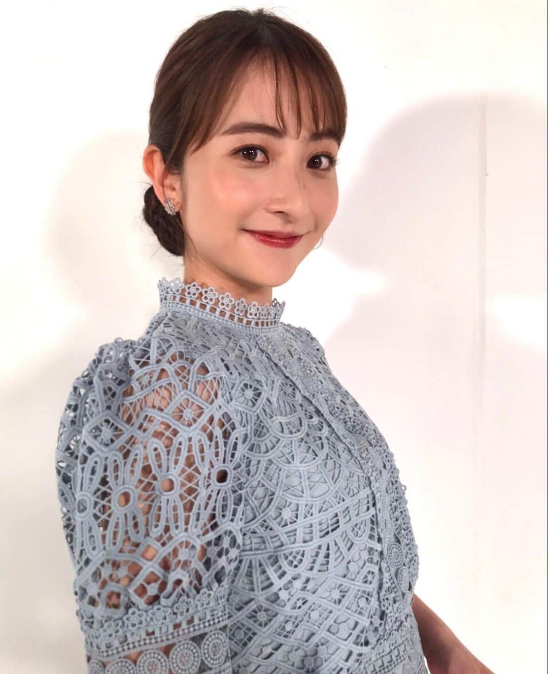 日比麻音子さんのインスタグラム写真 - (日比麻音子Instagram)「from TBS、新バージョンご覧いただけてますか👀 (一部地域の方のみとなりますが…) 今回は7ポーズです！  そして、「快答50面SHOW」も後半戦がスタート！こちらも一部地域の方に放送となりますが、午後1:30からです☺️ まさかの展開に盛り上がりましたよ〜おたのしみに〜  インスタの投稿が、 番宣ばかりでごめんなさい💦笑 仕事以外の写真がないのですお許しを…🙇‍♀️  👚トップス:SI SELECT  #TBS #fromTBS #快答50面SHOW #日比麻音子」7月11日 9時53分 - hibi_maoko