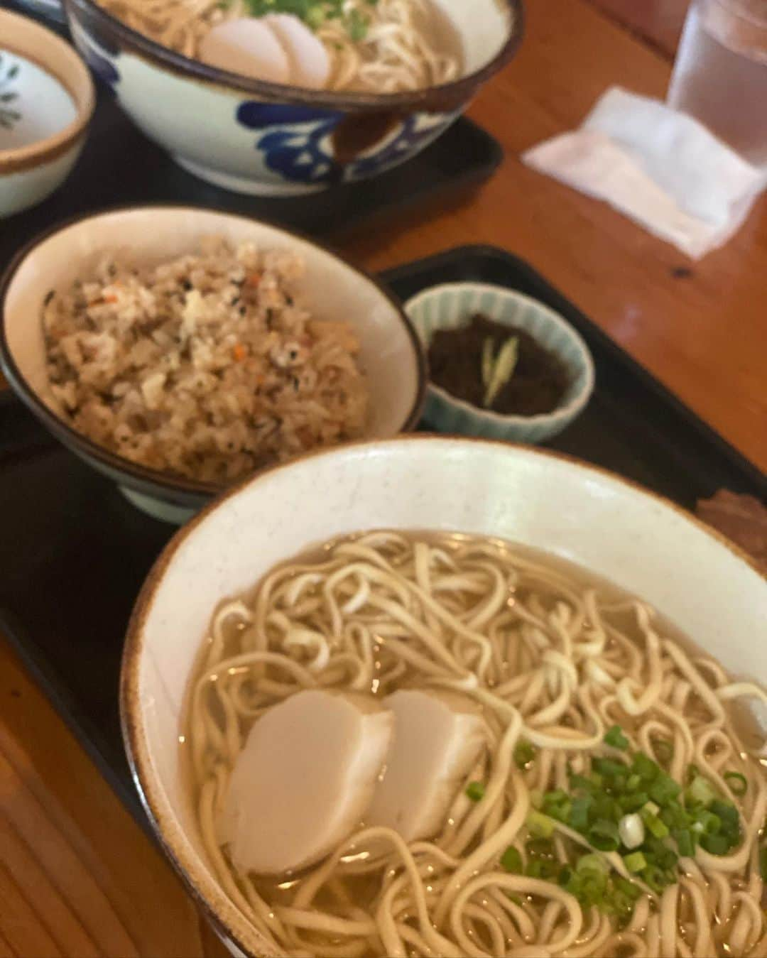 佐野真彩さんのインスタグラム写真 - (佐野真彩Instagram)「#しむじょう　沖縄そば🍜 （まだ載せていなかった） 古民家で雰囲気のよいお蕎麦屋さんでした。 それにしても、かおりんとの旅行写真、まだあるよ😳夏が終わる前にちょこちょこ載せていきますね😀笑  それでは、今日も暑いですがよい1日を〜🥵☀️  #沖縄そば　#女子旅　#trip #過去pic #zamami #okinawa」7月11日 9時59分 - sano.maya