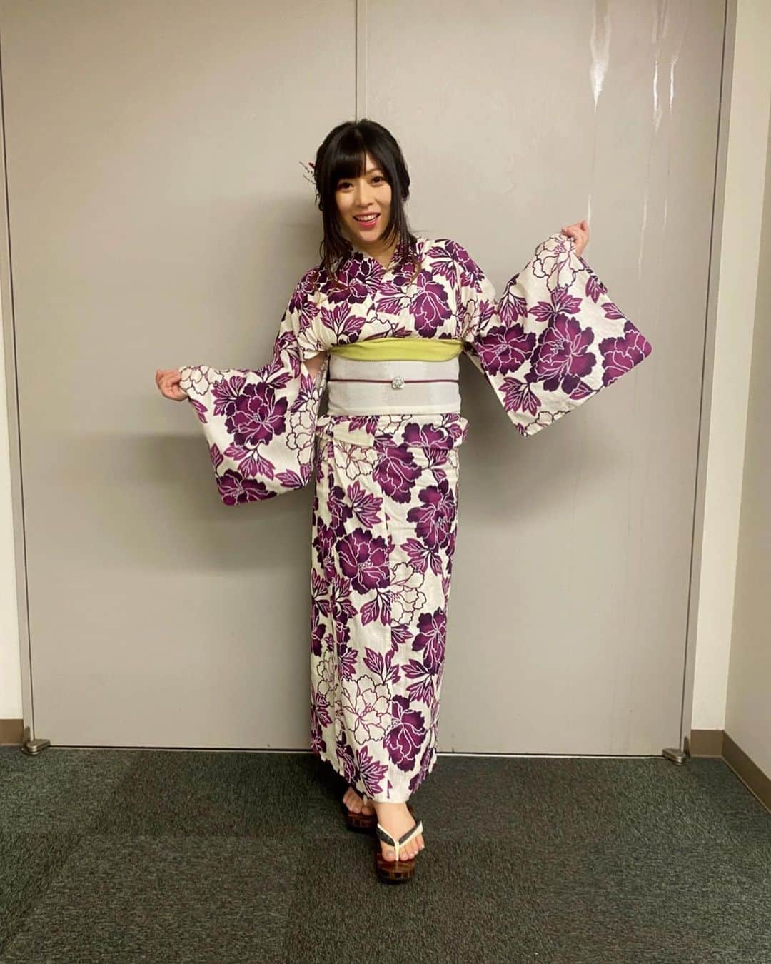 鈴華ゆう子のインスタグラム：「なにげに7年ぶりくらいの浴衣。 髪型は、アンティークの華を添えてゆるりと。  #鈴華ゆう子  #浴衣  #yukosuzuhana  #yukata  #kimmono」