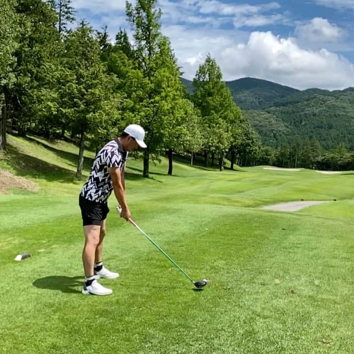 岡本篤志のインスタグラム：「休日ゴルフ⛳️ . ベストショット！ . #ゴルフ #ゴルフスイング #ゴルフ男子 #ゴルフウェア #ゴルフ好き #ゴルフラウンド #ゴルフバカ #ゴルフ仲間 #ゴルフ大好き  #golf#golfstagram #golfswing #golflife  #golfday #golfshot」