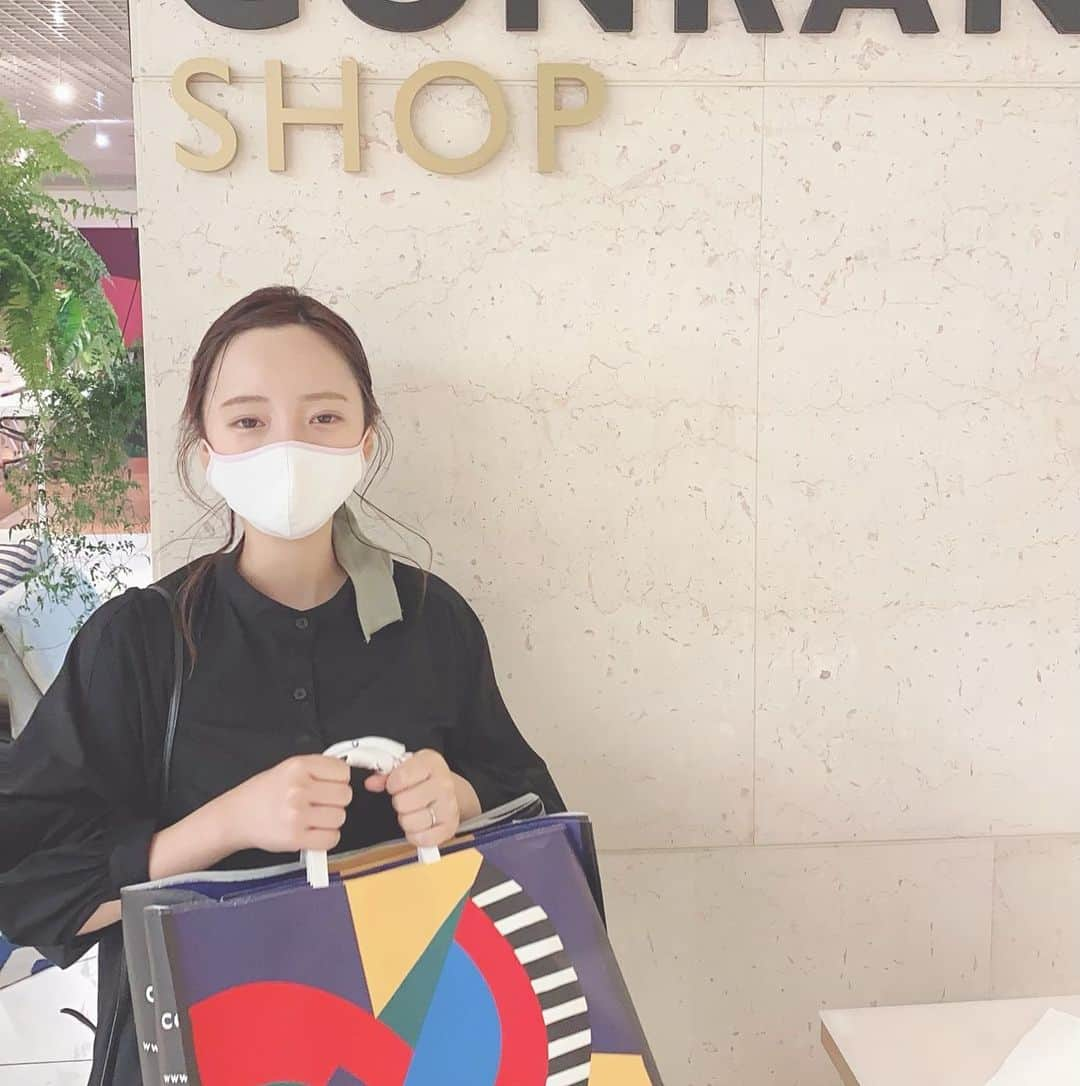 平原歩のインスタグラム：「最近すぐ半目なる #ほんとは喜んでるよ #インテリア #theconranshop」