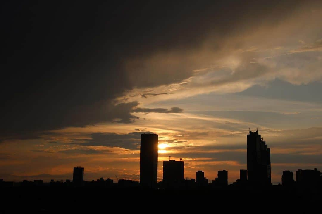 坂元美香さんのインスタグラム写真 - (坂元美香Instagram)「today's sunset 2021/07/11  いろんな色に変化する空。 今日は陽キャな投稿たくさんしたかったのに 結局空ばっかりになってしまいました。 自然の魅力には敵わないね！  ①18:26 ②③18:36 ④18:50 ⑤19:08 ⑥タイムラプス  #sunsetphotobymikasakamoto  #sunset #夕陽 #夕日 #夕焼け #tokyosky #やっぱり空が好き #イマソラ #CanonEOSKiss8」7月11日 20時31分 - mika_saka