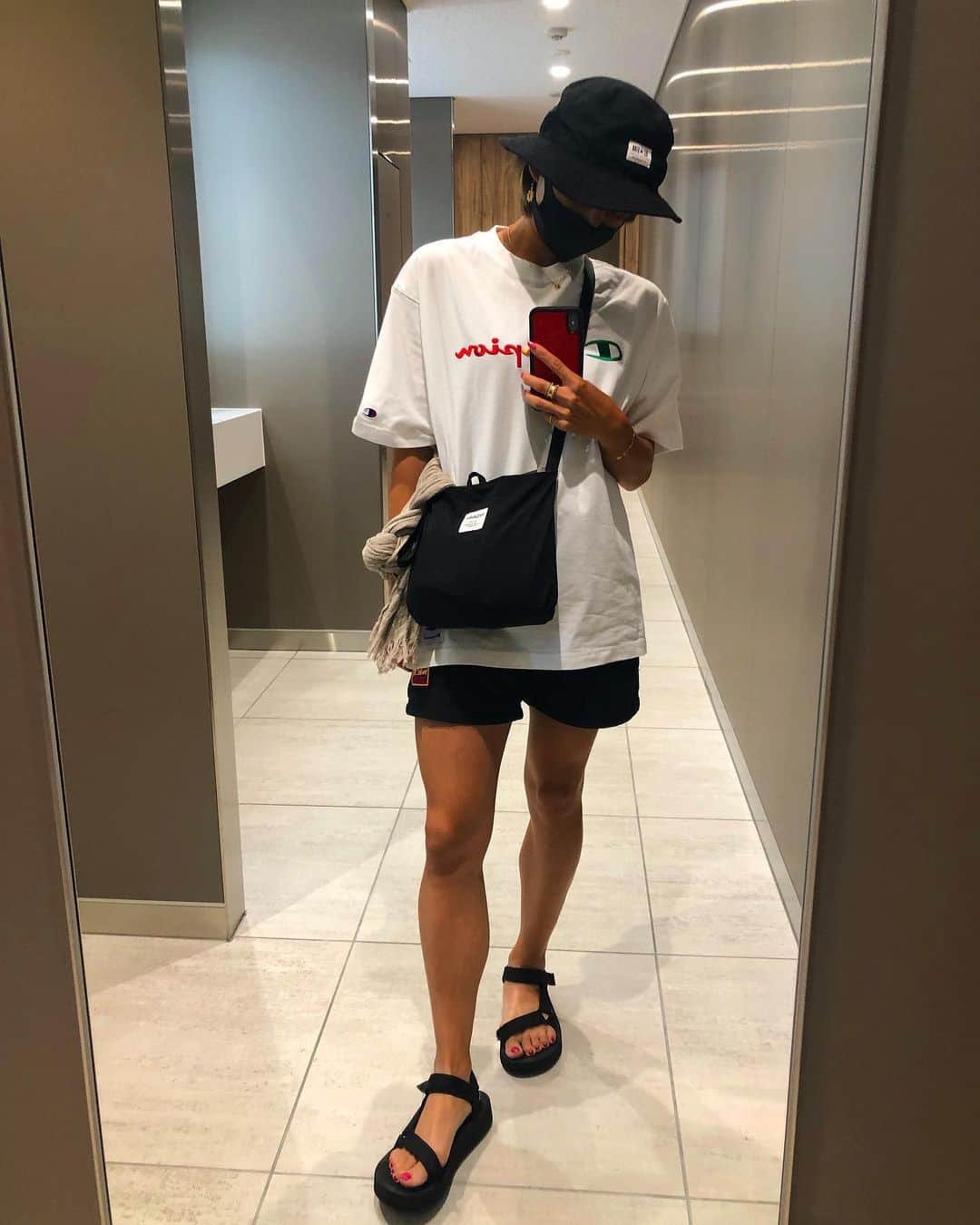 佐野千晃のインスタグラム：「⁡ 早く梅雨が終わって欲しいなぁ〜 ⁡ 雨はまだいい☔️雨は！！！！ ⁡ ジメジメシトシト雷バーン⚡️ ⁡ 雷怖すぎて外出れない🥺 ⁡ #ooted #fashion #girl #moana #ファッション #コーデ  #梅雨 #早く終われ」