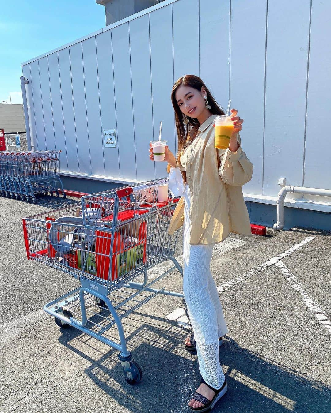 得あゆさんのインスタグラム写真 - (得あゆInstagram)「今日暑かったね🥵  そしてやっと。やっとだよ。 ウエストが出る服、着れました🥰 ウエストが出る服、好きなんです。。。笑 産後だからって着たい服が着れないの辛いから 引き続き努力したいと思います❤️‍🔥  tops : @murua_official pants : @eimyistoire_official sandal : @dianashoespress eimyのパンツ良すぎてめっちゃ着回してる🤍 ・ ・ ・ ・ ・ ・ ・ ・ ・ ・ ・ ・ ・ ・ #eimyistoire#eimy#パンツ#夏コーデ#お買い物#アイスクリーム#ママコーデ#ママファッション#子育てママ#産後ダイエット#赤ちゃんのいる生活#男の子ママ#大人カジュアル#大人可愛い#オトナ女子#コストコ#大阪ランチ#大阪#シャツ#スタイル#産後#産後骨盤矯正#週末#休日#休日の過ごし方#インスタ映え#card#familytime#costco#costcojapan」7月11日 20時47分 - tokuayu819