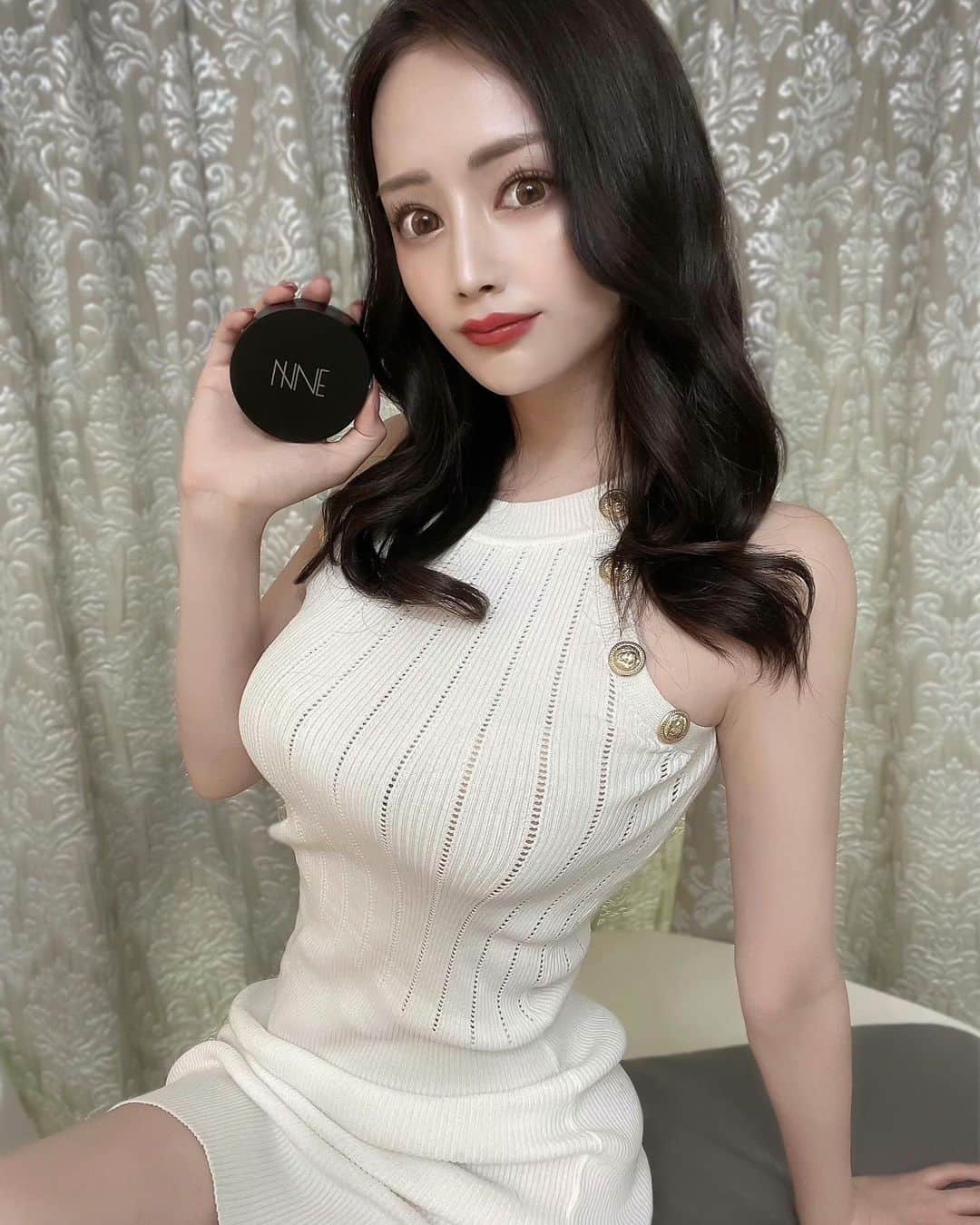 のインスタグラム：「． 超話題の日本初グラインディング設計針ファンデ🪡💕  @nineshop_official をげっと🥺✨  鉛筆削りのように繰り出して使うので衛生的で "ピンク系カラーコントロール＋ファンデ"の二層技術でカバー力と艶肌の両方を実現できるの♡  薄ずきでもかなりカバー力があって お肌に馴染むのでかなり優秀🥺💕  もちろん針ファンデ、痛くないです🥰🪡  #onepiece @selectshop.brea   #ファンデーション#コスメ好き#美容針ファンデーション#鉛筆削りファンデ#針ファンデーション#肌ケア#肌再生#カバー力#今日のメイク#たるみケア#針美容#ナインファンデ#9ファンデ#pr#ことこーで」