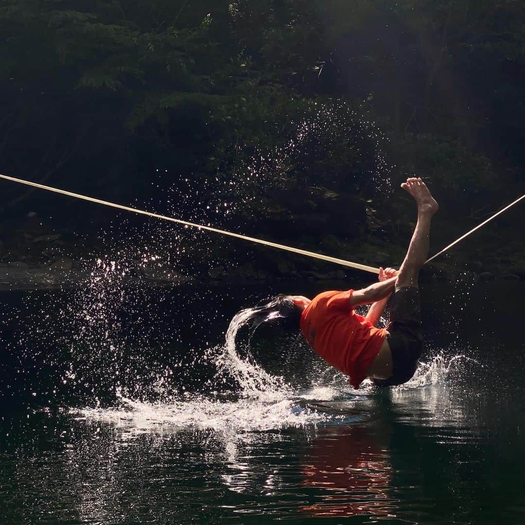 大杉徹のインスタグラム：「いまならネフェルピトーを瞬殺出来そう。 photo by @calmintz   #slackline #waterline #slacklineresearch #slack lining #waterlining #slacklife #hunterxhunter #アウトドア #キャンプ #スラックライン #はんたーはんたー」