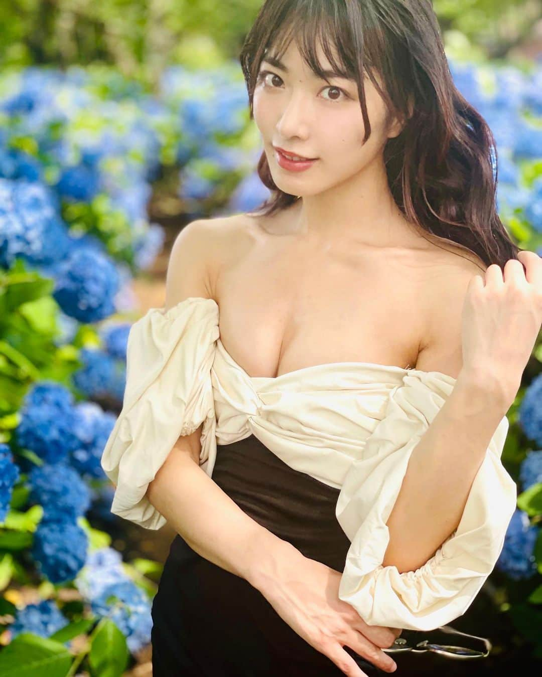 由愛可奈のインスタグラム：「いつも応援ありがとうございます！ 紫陽花と、、  ゆめかな」