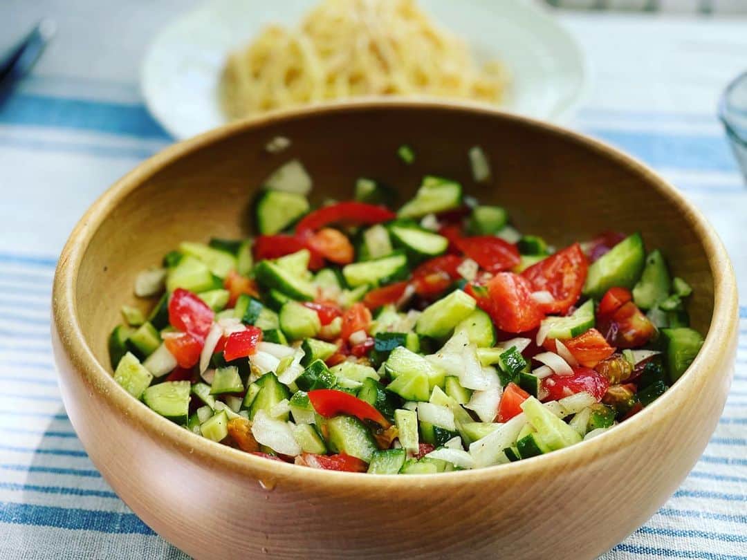 のインスタグラム：「イスラエルサラダとタラコスパゲッティとアヒポキでひるごはん。 イスラエルサラダは玉葱、トマト、胡瓜をちいさくサイコロ状に切って、オリーブオイルと塩胡椒で手早くあえるだけ。トマトと胡瓜は古川原農園のもの。 食後は昨日作ったルバーブジャムを塗ったミニトーストとトリュフ入りチーズと、ルバーブシャーベット。」