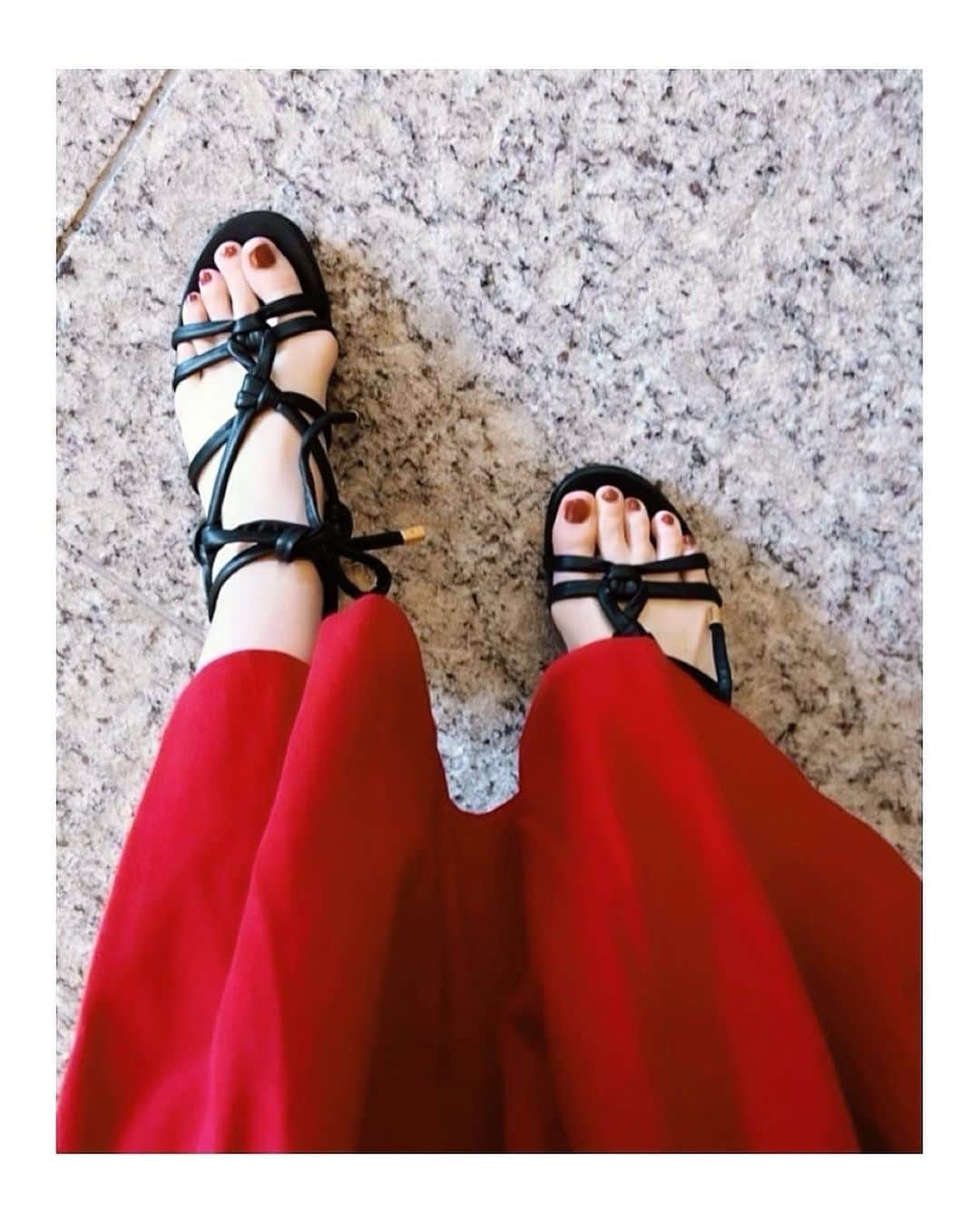 板野友美さんのインスタグラム写真 - (板野友美Instagram)「new sandals 🍓  Diorのレースアップサンダル  #Fashion #Dior #sandals  #ootd」7月11日 14時06分 - tomo.i_0703