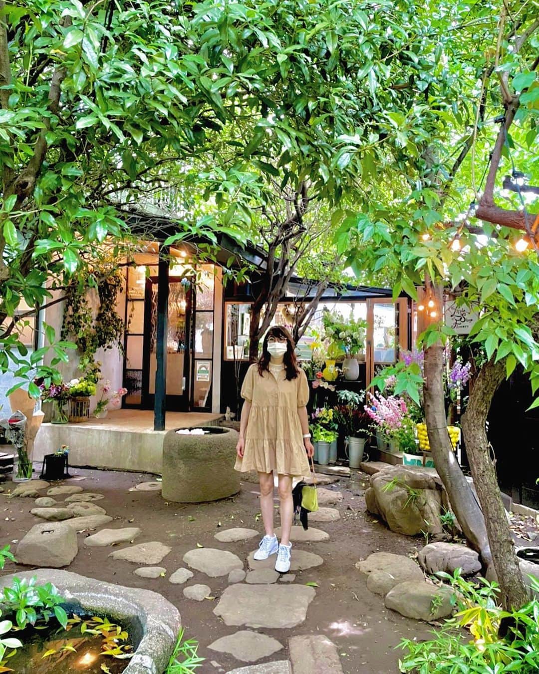 小林夏子のインスタグラム：「不意打ちだったけど 背景と天気がよければ なんかいい感じに見える！ (よね…？)  都内なのに避暑地みたいな場所。 久しぶりの静かな数時間を満喫しました🥺  #restaurant #lunch #theotherday #afteralongtime  #husbandandwife  #dayoff #flowers #green #sunnyday #love #life #thanks」