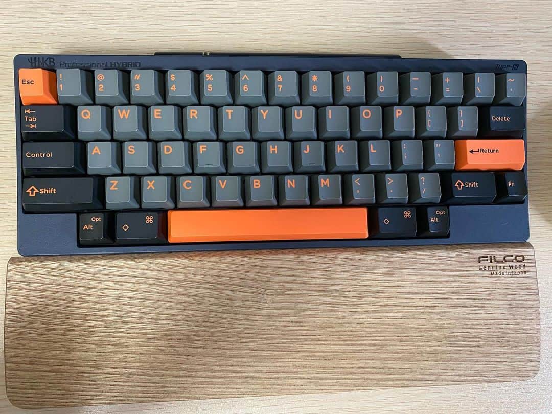 鈴木潤のインスタグラム：「最近使い始めました。 #hhkbhybridtypes  かっこつけてUS配列。 カスタマイズしたキートップ。 可愛い…よね？ これで連載もサクサク？ #日常 #hhkb  #仕事道具 #キーボード」