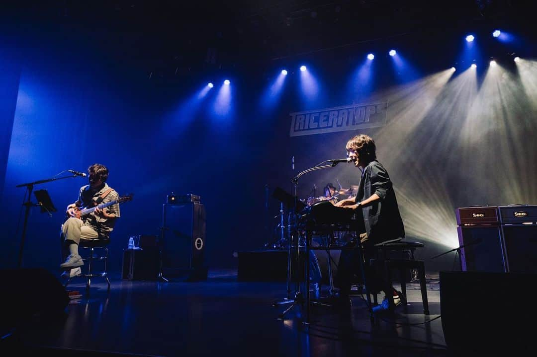 和田唱さんのインスタグラム写真 - (和田唱Instagram)「TOUR 21 ”OPEN THE GATE!” 昨日のEXシアターに来てくれた、そして配信を見てくれた皆さん、どうもありがとう！！久々のフルキャパでのライブ、「これだよなぁ！」って思った。眺めがね、やっぱりこっちのエネルギーになるよね、断然。そして、デビューから20数年の俺達の歴史の中で初めて起こった、林の腕と指のトラブル。しかも両手。”弾けなくなる”という事態に見舞われた林は当然悔しさでいっぱいだっただろうし、ライブ中のメンタルのコントロールが大変だったであろうことは想像に難くない。俺も声が完全に出なくなっちゃったことがこれまで3回くらいあるし。もう恐ろしさと不甲斐なさで心がマックスになるんだよね。  ともあれ、年齢を重ねた俺達。こんな時こそネガティブに支配されずにどう乗り切るかだ。とはいえ先がどうなるか分からない状況。何しろ林の症状は前半で起こったからね。俺も手探りだったし、正直途中は「見せかけの明るさ」で進めてたような気もする。  でも結果、昨日はポジティブなエネルギーが勝利したみたいだ。なんていうか、愛に焦点を当て続けた...みたいな！？いや、勝手に当たってたという方が近いかな。俺はそんな感覚。林は何度もこっちに歩み寄って「申し訳ない」と言ってたけど「何やってんだよ...」みたいは気持ちは1ミリもなく。ヨシフミの明るさもこういう時こそ宝だし、もちろん満員のお客さんの暖かさも有り難かったし、何より林が”負に勝って”くれたことが大きい。林はいろいろ感じ、学んだと思う。と同時に俺もこれまたいろいろ学べた。だからすごく余韻のある、特別なライブになった。  （撮影　山本倫子） #トライセラトップス #和田唱 #林幸治 #吉田佳史」7月11日 15時03分 - sho_wada_triceratops