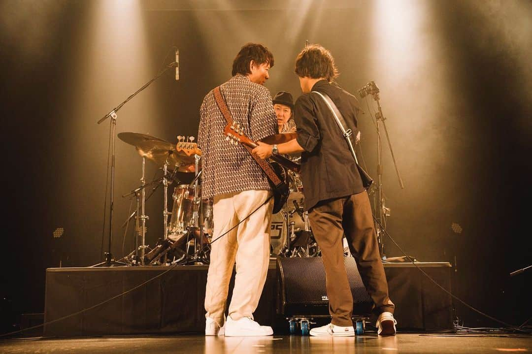 和田唱さんのインスタグラム写真 - (和田唱Instagram)「TOUR 21 ”OPEN THE GATE!” 昨日のEXシアターに来てくれた、そして配信を見てくれた皆さん、どうもありがとう！！久々のフルキャパでのライブ、「これだよなぁ！」って思った。眺めがね、やっぱりこっちのエネルギーになるよね、断然。そして、デビューから20数年の俺達の歴史の中で初めて起こった、林の腕と指のトラブル。しかも両手。”弾けなくなる”という事態に見舞われた林は当然悔しさでいっぱいだっただろうし、ライブ中のメンタルのコントロールが大変だったであろうことは想像に難くない。俺も声が完全に出なくなっちゃったことがこれまで3回くらいあるし。もう恐ろしさと不甲斐なさで心がマックスになるんだよね。  ともあれ、年齢を重ねた俺達。こんな時こそネガティブに支配されずにどう乗り切るかだ。とはいえ先がどうなるか分からない状況。何しろ林の症状は前半で起こったからね。俺も手探りだったし、正直途中は「見せかけの明るさ」で進めてたような気もする。  でも結果、昨日はポジティブなエネルギーが勝利したみたいだ。なんていうか、愛に焦点を当て続けた...みたいな！？いや、勝手に当たってたという方が近いかな。俺はそんな感覚。林は何度もこっちに歩み寄って「申し訳ない」と言ってたけど「何やってんだよ...」みたいは気持ちは1ミリもなく。ヨシフミの明るさもこういう時こそ宝だし、もちろん満員のお客さんの暖かさも有り難かったし、何より林が”負に勝って”くれたことが大きい。林はいろいろ感じ、学んだと思う。と同時に俺もこれまたいろいろ学べた。だからすごく余韻のある、特別なライブになった。  （撮影　山本倫子） #トライセラトップス #和田唱 #林幸治 #吉田佳史」7月11日 15時03分 - sho_wada_triceratops