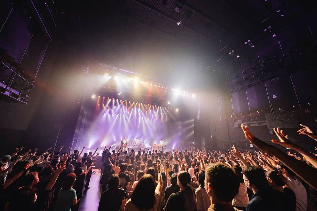 和田唱さんのインスタグラム写真 - (和田唱Instagram)「TOUR 21 ”OPEN THE GATE!” 昨日のEXシアターに来てくれた、そして配信を見てくれた皆さん、どうもありがとう！！久々のフルキャパでのライブ、「これだよなぁ！」って思った。眺めがね、やっぱりこっちのエネルギーになるよね、断然。そして、デビューから20数年の俺達の歴史の中で初めて起こった、林の腕と指のトラブル。しかも両手。”弾けなくなる”という事態に見舞われた林は当然悔しさでいっぱいだっただろうし、ライブ中のメンタルのコントロールが大変だったであろうことは想像に難くない。俺も声が完全に出なくなっちゃったことがこれまで3回くらいあるし。もう恐ろしさと不甲斐なさで心がマックスになるんだよね。  ともあれ、年齢を重ねた俺達。こんな時こそネガティブに支配されずにどう乗り切るかだ。とはいえ先がどうなるか分からない状況。何しろ林の症状は前半で起こったからね。俺も手探りだったし、正直途中は「見せかけの明るさ」で進めてたような気もする。  でも結果、昨日はポジティブなエネルギーが勝利したみたいだ。なんていうか、愛に焦点を当て続けた...みたいな！？いや、勝手に当たってたという方が近いかな。俺はそんな感覚。林は何度もこっちに歩み寄って「申し訳ない」と言ってたけど「何やってんだよ...」みたいは気持ちは1ミリもなく。ヨシフミの明るさもこういう時こそ宝だし、もちろん満員のお客さんの暖かさも有り難かったし、何より林が”負に勝って”くれたことが大きい。林はいろいろ感じ、学んだと思う。と同時に俺もこれまたいろいろ学べた。だからすごく余韻のある、特別なライブになった。  （撮影　山本倫子） #トライセラトップス #和田唱 #林幸治 #吉田佳史」7月11日 15時03分 - sho_wada_triceratops