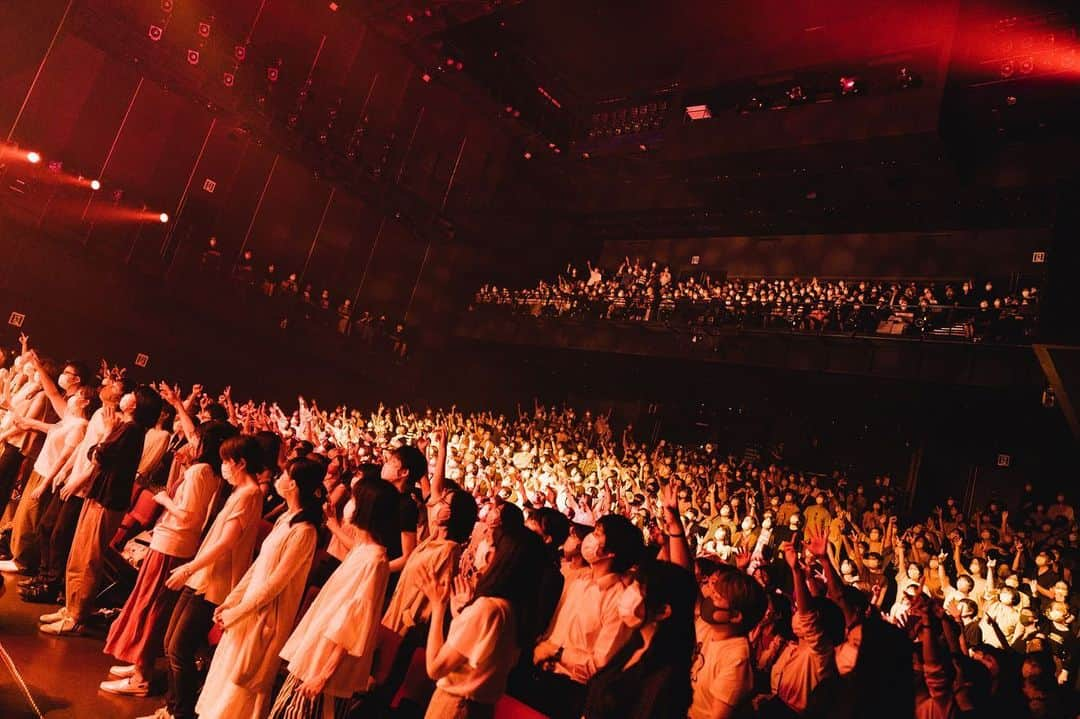 和田唱さんのインスタグラム写真 - (和田唱Instagram)「TOUR 21 ”OPEN THE GATE!” 昨日のEXシアターに来てくれた、そして配信を見てくれた皆さん、どうもありがとう！！久々のフルキャパでのライブ、「これだよなぁ！」って思った。眺めがね、やっぱりこっちのエネルギーになるよね、断然。そして、デビューから20数年の俺達の歴史の中で初めて起こった、林の腕と指のトラブル。しかも両手。”弾けなくなる”という事態に見舞われた林は当然悔しさでいっぱいだっただろうし、ライブ中のメンタルのコントロールが大変だったであろうことは想像に難くない。俺も声が完全に出なくなっちゃったことがこれまで3回くらいあるし。もう恐ろしさと不甲斐なさで心がマックスになるんだよね。  ともあれ、年齢を重ねた俺達。こんな時こそネガティブに支配されずにどう乗り切るかだ。とはいえ先がどうなるか分からない状況。何しろ林の症状は前半で起こったからね。俺も手探りだったし、正直途中は「見せかけの明るさ」で進めてたような気もする。  でも結果、昨日はポジティブなエネルギーが勝利したみたいだ。なんていうか、愛に焦点を当て続けた...みたいな！？いや、勝手に当たってたという方が近いかな。俺はそんな感覚。林は何度もこっちに歩み寄って「申し訳ない」と言ってたけど「何やってんだよ...」みたいは気持ちは1ミリもなく。ヨシフミの明るさもこういう時こそ宝だし、もちろん満員のお客さんの暖かさも有り難かったし、何より林が”負に勝って”くれたことが大きい。林はいろいろ感じ、学んだと思う。と同時に俺もこれまたいろいろ学べた。だからすごく余韻のある、特別なライブになった。  （撮影　山本倫子） #トライセラトップス #和田唱 #林幸治 #吉田佳史」7月11日 15時03分 - sho_wada_triceratops