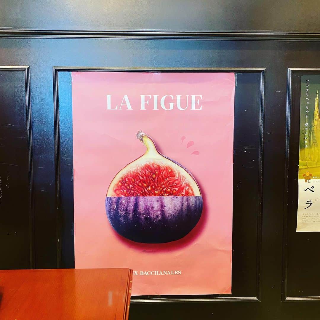 伊藤まさこのインスタグラム：「いちじくを食べれば、もしかしたら果物の中でいちじくが1番好きかもと思い、すいかを食べれば、そうそう、この水分最高！と思う。要は季節の食べものが今の自分に一番必要(そしておいしいと感じる)という訳。それにしても、このポスターはかわいい。欲しいな。」