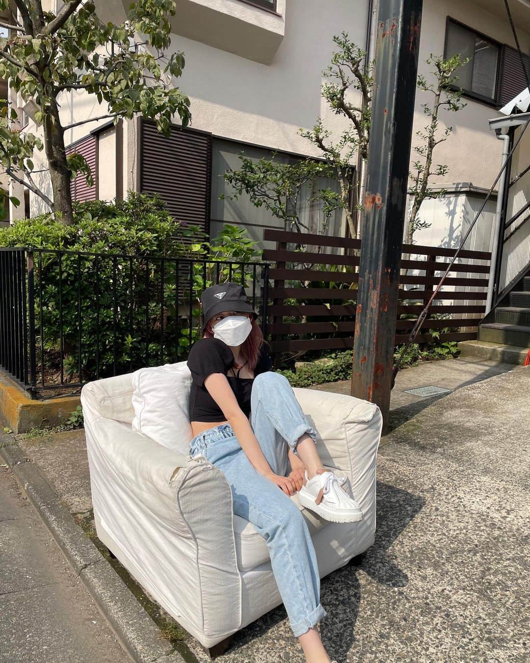 宮脇咲良さんのインスタグラム写真 - (宮脇咲良Instagram)「. 暑すぎ😇😑  （ソファはスタジオのものです😮）」7月11日 15時23分 - 39saku_chan