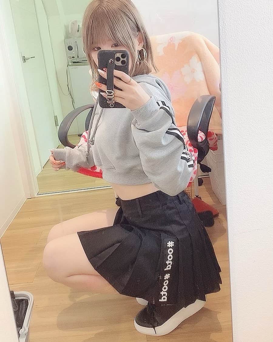 涼宮琴音のインスタグラム：「とっても久しぶりに @kinglymask_kmk さんのお洋服を着たよ！ ショート丈のトップスもスカパンも とってもかわいい🤍」