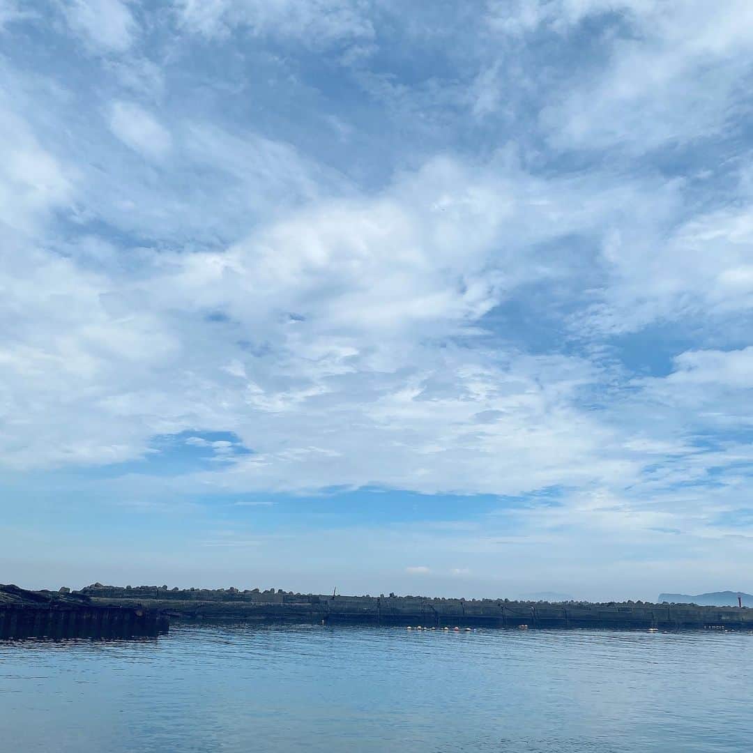 白峰ミウさんのインスタグラム写真 - (白峰ミウInstagram)「☁️🐬☀️ . . . . #先日写真集の撮影で海の方に行きました #始めていくところなのに何故か懐かしさがあって癒されました #素敵な作品が出来上がると思います #発売楽しみ  #自然が好きで癒されました」7月11日 15時59分 - miu_shiromine