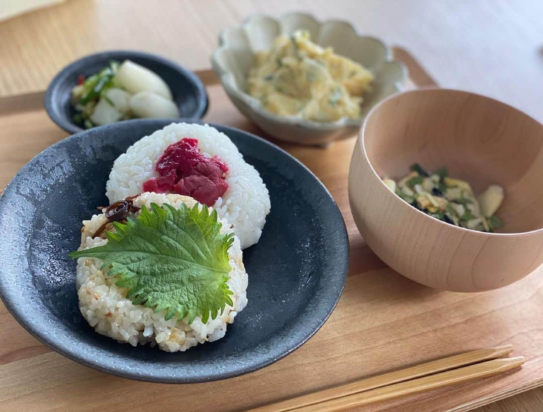 氷川きよしさんのインスタグラム写真 - (氷川きよしInstagram)「おにぎりランチ。  いやっ！作ってる段階でお腹いっぱい。w  ゴム手とアルコール消毒しながらむすびます。  自宅の大葉がしげりすぎたので塩昆布と大葉のおにぎりと石巻の知人からいただいた梅干しおにぎり。  にぎるときはふんわり優しくねっ！  ポテサラ作って味噌汁はインスタントw  こないだ漬けた白ワイン漬けのらっきょに白菜とキュウリと大根の葉の浅漬け。  あとは現場用にきょうぎの木で巻くとより一層美味しく見える❤︎  ポテサラや漬物は暑いので保冷剤を忘れずに。一つ一つ丁寧にセンス良くこだわってお試しあれ。  ぎゃあ！((((；ﾟДﾟ)))))))  一番大事なかねふくの明太が無い！！！  by kii  #氷川きよし #hikawakiyoshi #kiiごはん #kiicooking #kii #bykii #キヨラー」7月11日 15時53分 - hikawa_kiyoshi_official