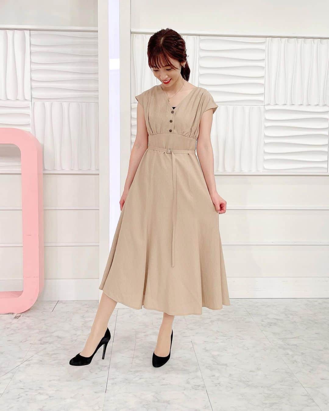 のインスタグラム：「⁡ ⁡ 先日の衣装です。 どちらも @fabulousangela_official の ワンピースです👗 ⁡ 一気に暑くなってきて、 日中は家から一歩も出たくない季節が やってきましたね…。 ⁡ まだまだこれから 気温が上がっていくと思うと恐ろしい…‼︎ ⁡ #oha4 #衣装 #fabulousangela」