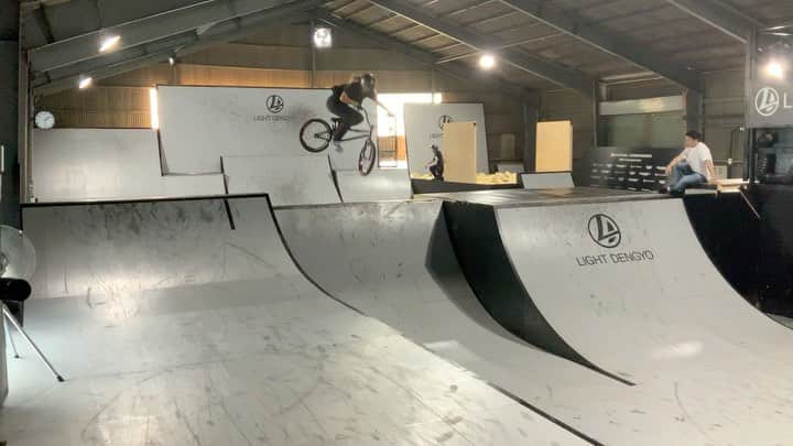 大池水杜のインスタグラム：「I’m fun🔥🔥🔥 @visavis_jp #タウン情報おかやま #ライト電業 #bluesakura #slopeshot #bmx #bmxgirl #bmxfreestyle #bmxwomen」