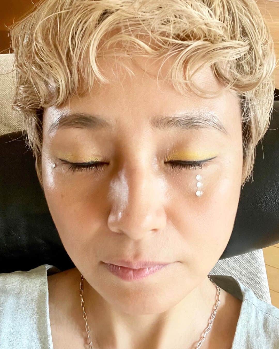 小林三江子さんのインスタグラム写真 - (小林三江子Instagram)「My daughter put on makeup for me💛 イエローのアイシャドウとキラキラの涙袋がポイントだそうな。  #mydeariris #イリタン  #makeup #summermakeup  #キラキラメイク #キラキラおばさん」7月11日 16時16分 - mieko_kobayashi