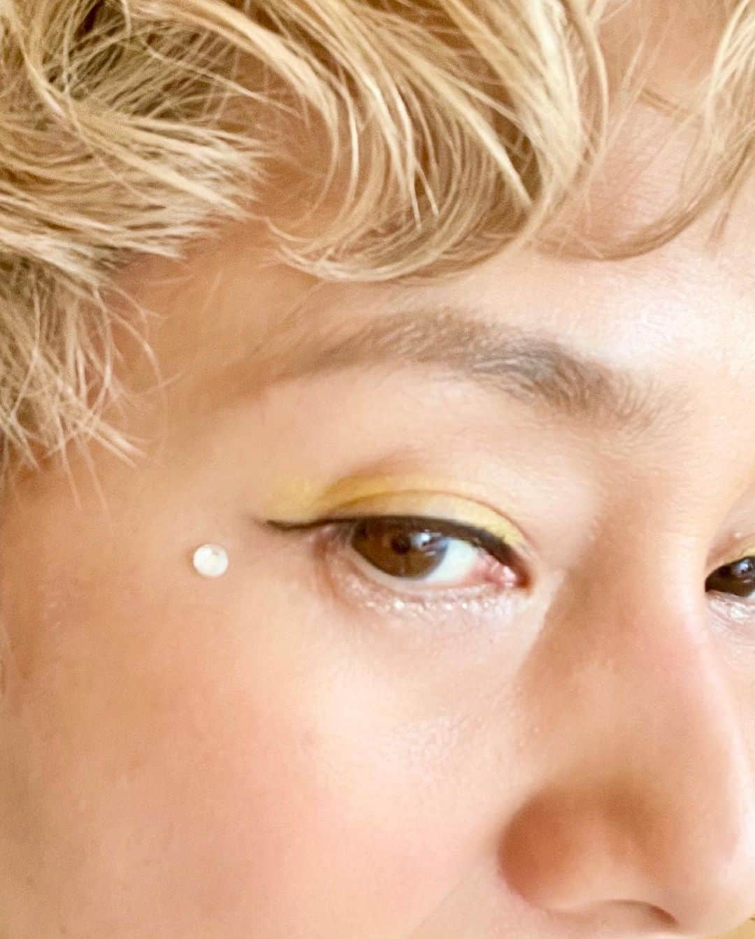 小林三江子さんのインスタグラム写真 - (小林三江子Instagram)「My daughter put on makeup for me💛 イエローのアイシャドウとキラキラの涙袋がポイントだそうな。  #mydeariris #イリタン  #makeup #summermakeup  #キラキラメイク #キラキラおばさん」7月11日 16時16分 - mieko_kobayashi