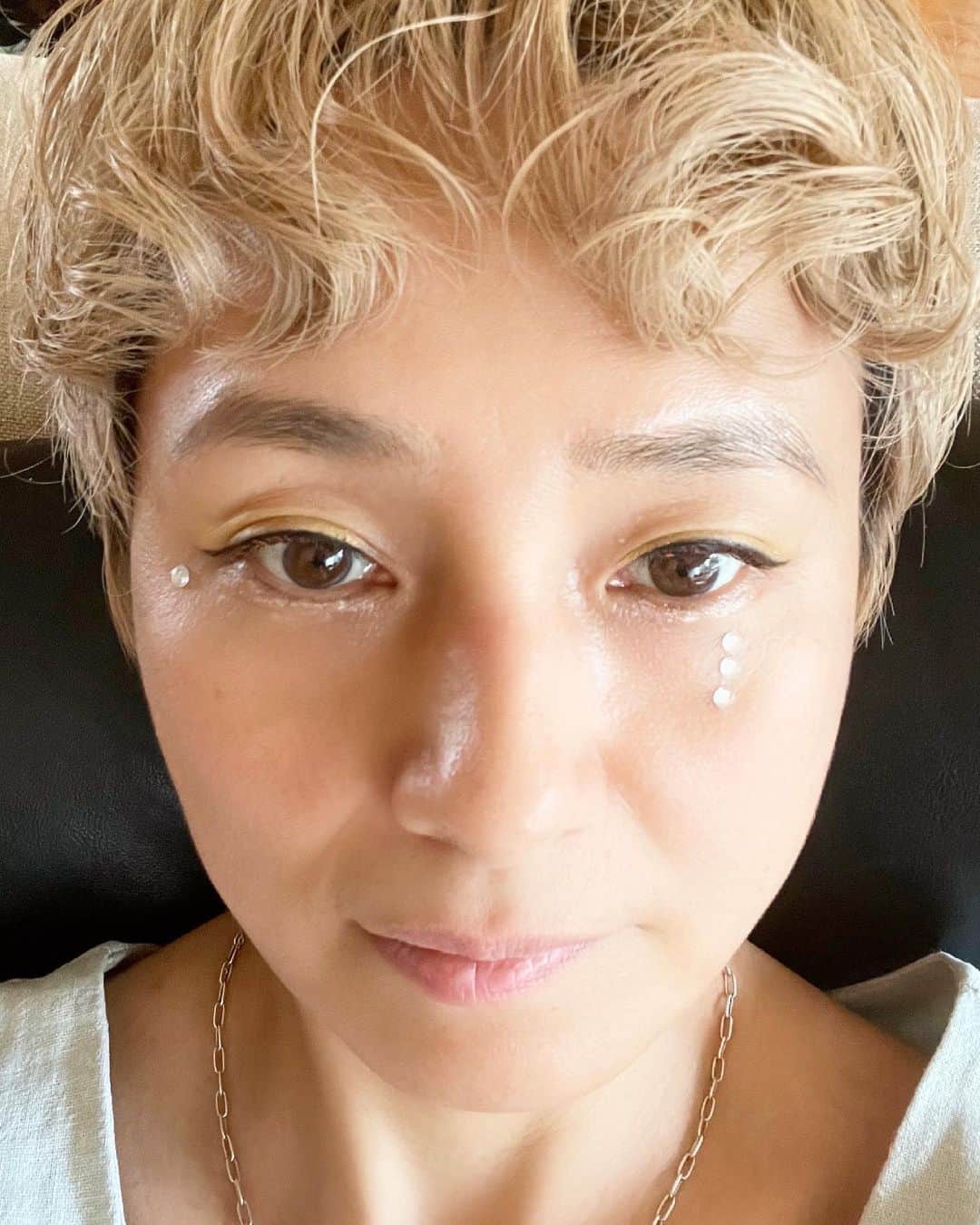 小林三江子のインスタグラム：「My daughter put on makeup for me💛 イエローのアイシャドウとキラキラの涙袋がポイントだそうな。  #mydeariris #イリタン  #makeup #summermakeup  #キラキラメイク #キラキラおばさん」