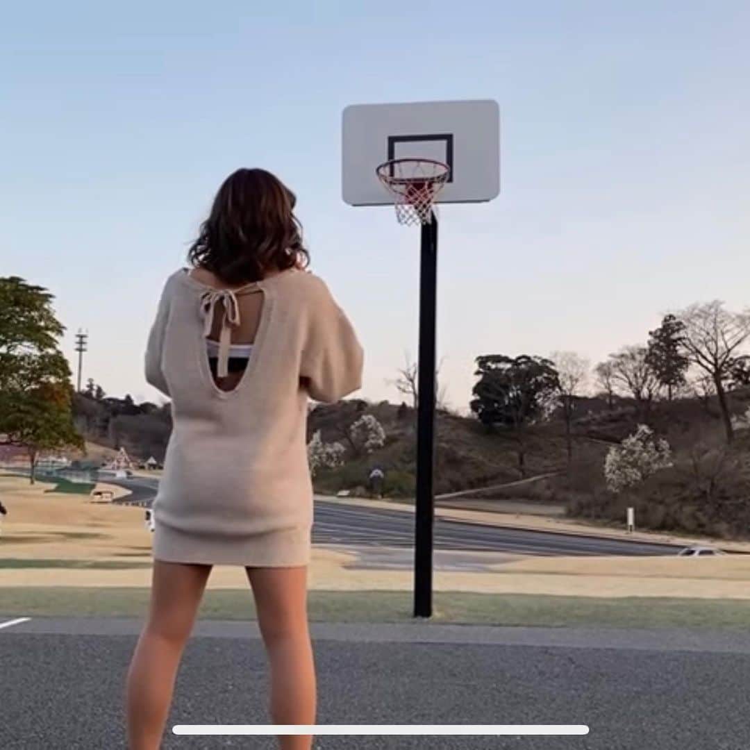 あおい夏海さんのインスタグラム写真 - (あおい夏海Instagram)「バスケもできますなつみんです🏀YouTube久しぶりにアップ！！ 大好評！チャレンジ企画第5弾！ 【バスケットフリースロー】  みてねーー！ YouTubeチャンネル 【あおい夏海のミニスカスポーツTV】 チャンネル登録もよろしくお願いします💓   #あおい夏海  #YouTube  #スポーツコーデ  #スポーツ女子  #バスケ女子  #バスケット  #東京ドイツ村  #ミニスカ #フリースロー #バスケットボール  #ゴルフ女子  #サッカー女子」7月11日 21時42分 - natsumi.aoi