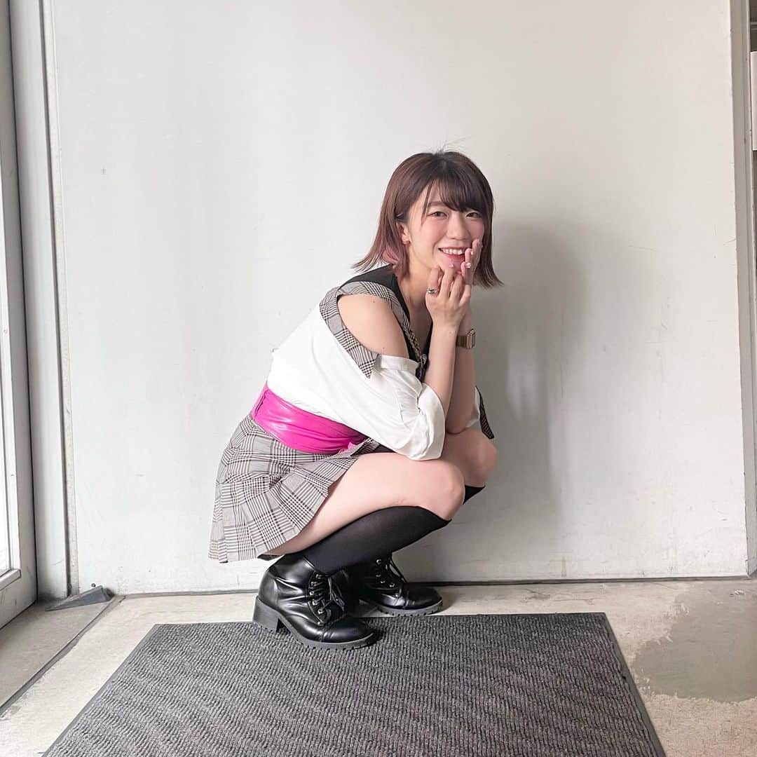 ぱいぱいでか美のインスタグラム：「久々に着たアポカリのチェック衣装❤︎ . 今日はジェンガしながらトークするその名も 「ジェンガトークショー」でした！そのまま〜 早い時間からありがとうね アポカリはみんなお喋りで賑やかな人ばっかなので ただジェンガして喋るだけなのにめちゃ楽しかったですね😂 久々のチェック衣装！入ってよかったぜ✌🏻笑 . #ぱいぱいでか美 #APOKALIPPPS」