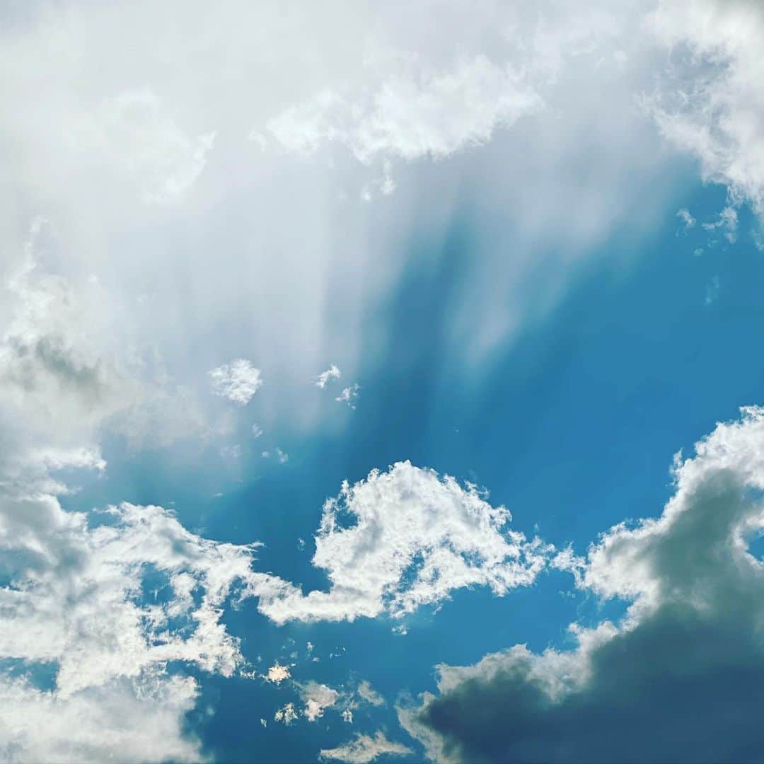 干場義雅さんのインスタグラム写真 - (干場義雅Instagram)「ベルサイユ宮殿の天井みたいな天気だなぁ。知らんけど😅  @yoshimasa_hoshiba  #yoshimasahoshiba #干場義雅」7月11日 17時03分 - yoshimasa_hoshiba
