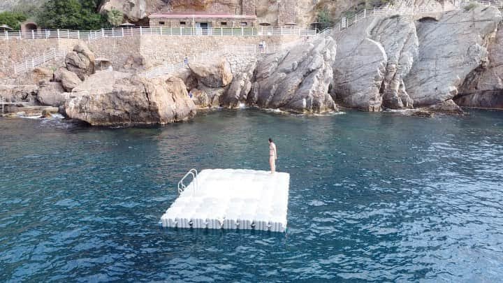 カルラ・スアレス・ナバロのインスタグラム：「Feliz domingo de verano 🤪 📍Begur   #WeekendOff #costabravalover #sunnyday #videooftheday #dronevideo #water #summervibes #TodosMisHashtagsEnIngles😂」