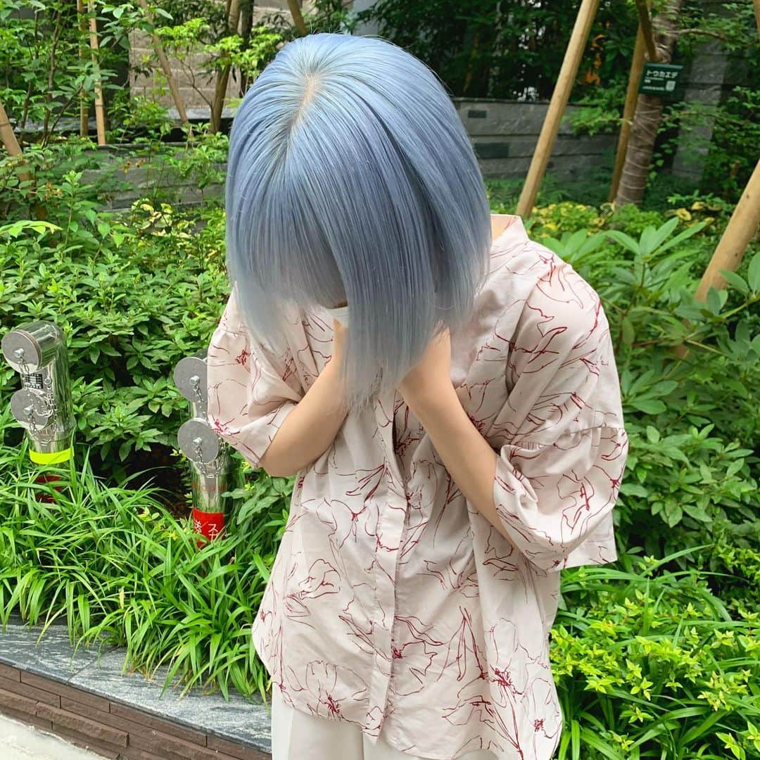 のインスタグラム：「今予約するとクーポンがお得になってます✨✨ MORIYOSHIのご予約はお早めに🙏  こちらは夏に向けて個性を出したい方にオススメ✨✨ ホワイトブルーになります🎨  こちらのオススメのメニューはカットハイブリーチカラーで育てていくカタチになります☝️  ブリーチの回数、予約するときのメニュー、料金、色落ちなどわからないことはご気軽にDMにてご相談下さい☝️  艶ハイトーンを体験したい方や 色落ちの綺麗なカラーはMORIYOSHIにお任せください💪  艶ハイトーンは育て方が大事☝️ みんなもぜひ✨」